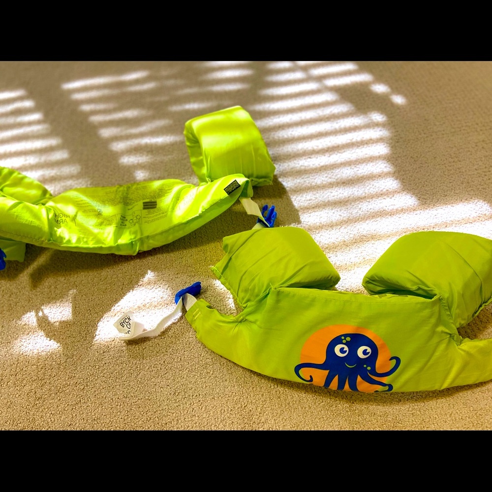 Children’s swimming puddle jumpers